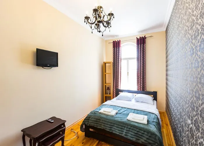 подобово у львові, на вулиці краківській 26 біля добробуту центр *